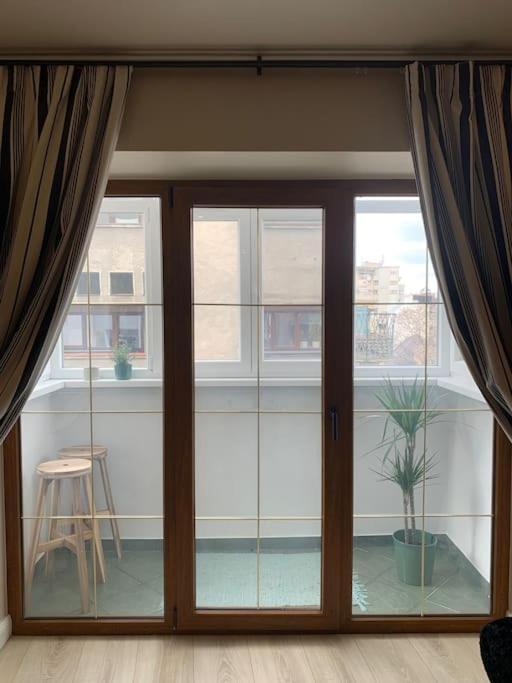 Wonderful University Studio Bukares Bagian luar foto